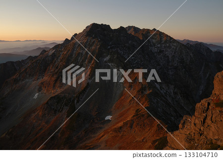 黎明時分，白雪皚皚的穗高山脈沐浴在晨曦之中（日出前的晨光）~ 上高地槍穗高山脈的隆冬 - 長焦變焦 133104710