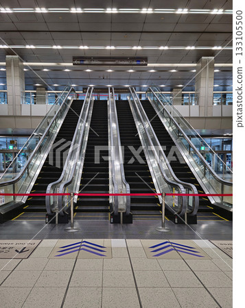 名古屋站，四排手扶梯，紅色伸縮圍欄，空無一人 133105500