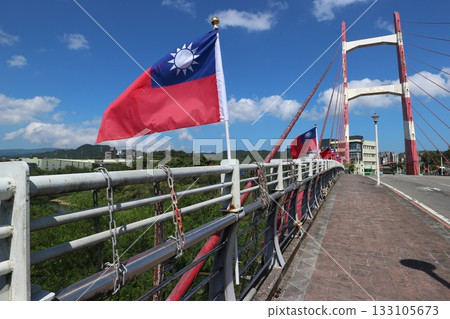 一座掛著台灣旗幟的橋 133105673