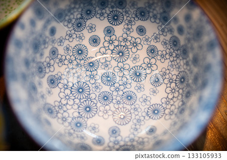 藍色花卉圖案盤子 藍色花卉圖案盤子 133105933