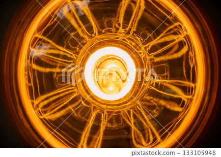 光線完美地反射在燈泡玻璃上的那一刻 133105948