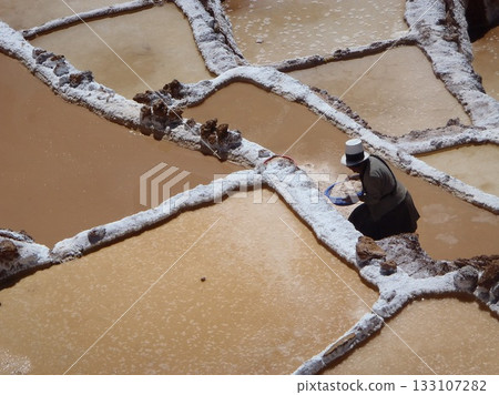 Women working in the salt pans of Maras Women working in the salt pans of Maras 133107282