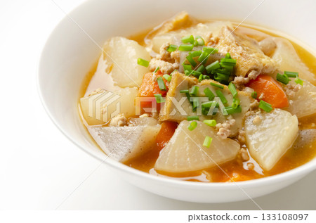 Root vegetables and deep-fried tofu stew 133108097