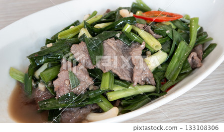 Stir-fried beef with scallions, green onions, leeks, beef. 133108306