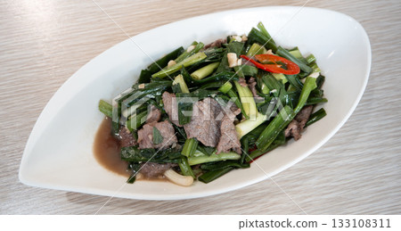 Stir-fried beef with scallions, green onions, leeks, beef. 133108311