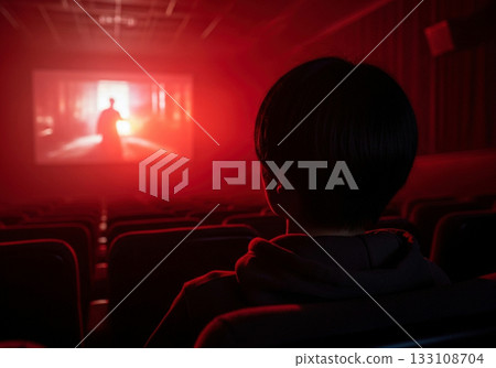 電影院裡，觀眾正在觀看恐怖電影，這是從後方拍攝的。 133108704