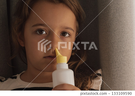 Using a nasal wash bottle for natural cleansing and respiratory moisturizing Using a nasal wash bottle for natural cleansing and respiratory moisturizing 133109590
