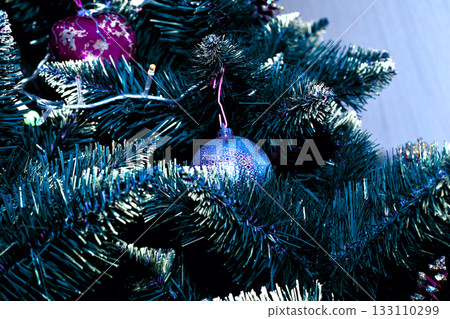 Decorating the Christmas tree. Decorating the Christmas tree. 133110299