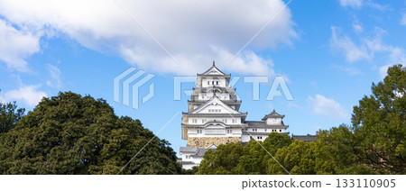 藍天白雲下，從不同角度眺望姬路城 133110905