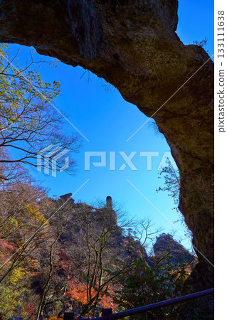 View of the cannon rock from the fourth stone gate on the hiking trail in Myogi Park, Shimonita Town, Gunma Prefecture, in autumn 133111638