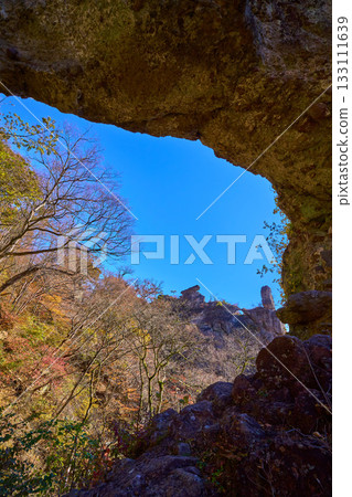 秋季從群馬縣下田町妙義公園健行步道第四座石門眺望砲台岩 秋季從群馬縣下田町妙義公園健行步道第四座石門眺望砲台岩 133111639