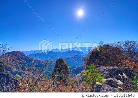 從群馬縣妙義山中之岳神社的觀景台上,可以欣賞到東南方向(包括金溪山和尾木田山)的秋景。 從群馬縣妙義山中之岳神社的觀景台上,可以欣賞到東南方向(包括金溪山和尾木田山)的秋景。 133111646
