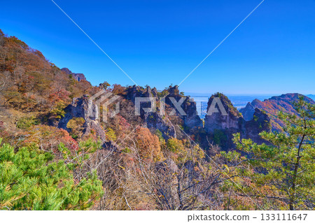 從群馬縣妙義山中之岳神社的觀景台上眺望東側秋景（包括第四石門、砲岩、金溪山和第一石） 133111647