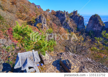 Autumn view of the east side from the observation deck leading to Nakanotake Shrine on Mt. Myogi in Gunma Prefecture (including the Fourth Stone Gate, Cannon Rock, First Rock, and the shrine) 133111732