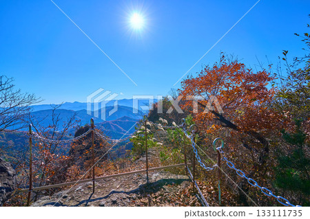 從群馬縣妙義山中之岳神社的觀景台上，可以欣賞到東南方向（包括金溪山和尾木田山）的秋景。 133111735