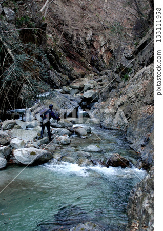 一位漁夫逆流而上，穿過美麗的峽谷，追尋野生紅點鮭的蹤跡。 133111958