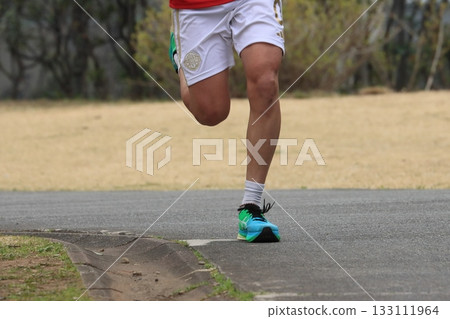 Marathon runner's footwork - A marathon runner running with all his might Marathon runner's footwork - A marathon runner running with all his might 133111964