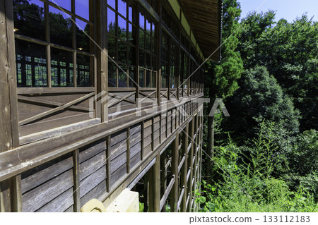 The raised wooden worship hall of Sukunahikona Shrine, built on a cliff, and the beautiful natural scenery The raised wooden worship hall of Sukunahikona Shrine, built on a cliff, and the beautiful natural scenery 133112183