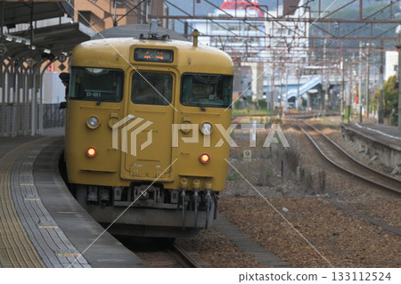 115系列車從山陽本線尾道站出發 133112524