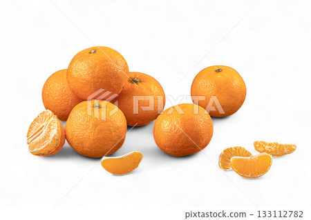 Isolated fresh mandarins with slices arranged 133112782