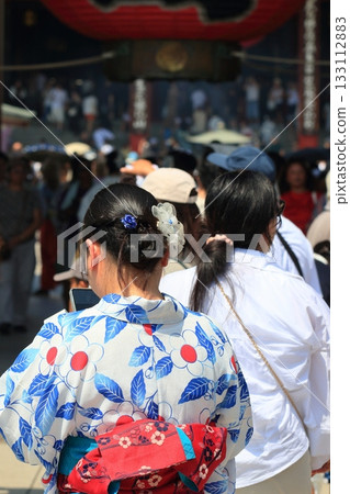 Tourists enjoying sightseeing in Asakusa in yukata, rental kimono, Japanese clothing Tourists enjoying sightseeing in Asakusa in yukata, rental kimono, Japanese clothing 133112883