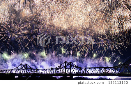 長岡長生橋夜空中的煙火翩翩起舞 133113130