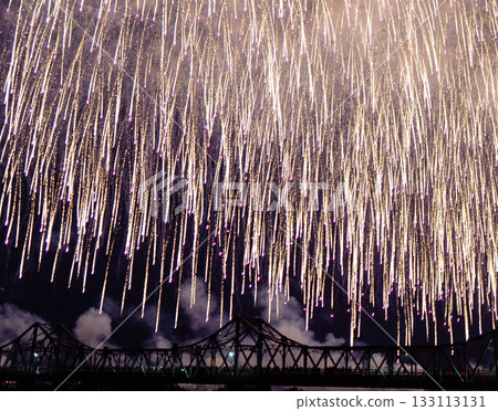 長岡長生橋夜空中的煙火翩翩起舞 長岡長生橋夜空中的煙火翩翩起舞 133113131