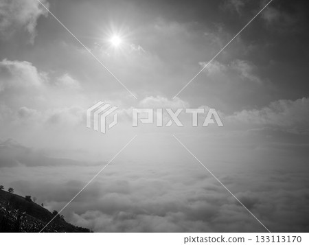 黑白雲海與日出 | 寧靜與光影交織的風景 133113170