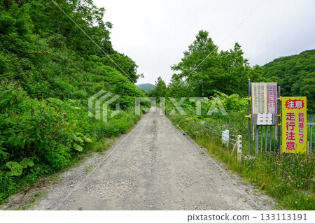 The road leading further into the interior from Ochiai Dam in Akaigawa Village 133113191