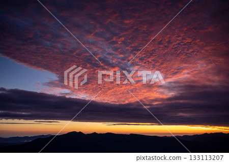 北海道大雪山脈慶月山上眺望的夏日雲海日出美景 北海道大雪山脈慶月山上眺望的夏日雲海日出美景 133113207