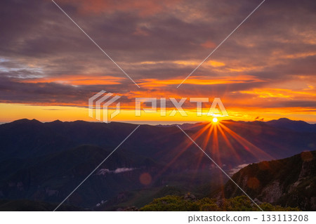 北海道大雪山脈慶月山上眺望的夏日雲海日出美景 北海道大雪山脈慶月山上眺望的夏日雲海日出美景 133113208