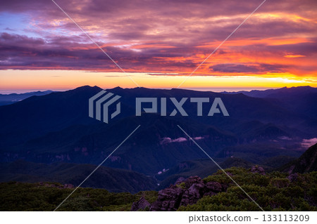 北海道大雪山脈慶月山上眺望的夏日雲海日出美景 133113209