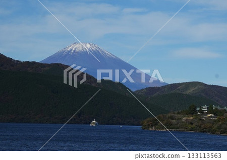 Snow-capped Mount Fuji seen from Lake Ashi Snow-capped Mount Fuji seen from Lake Ashi 133113563