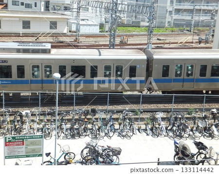 Train in front of Sagami-Ono Station 133114442