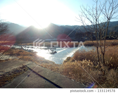 山梨縣穴山市的山脈和藍天景色 山梨縣穴山市的山脈和藍天景色 133114578