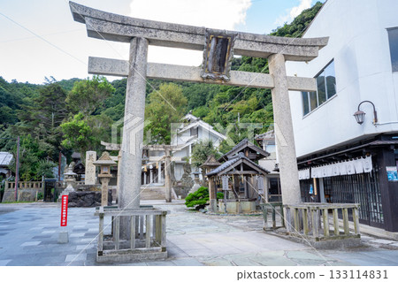 三保神宮的參道和鳥居 三保神宮的參道和鳥居 133114831