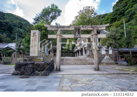 The approach and torii gate of Miho Shrine 133114832