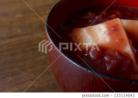 Zenzai with mochi on the table background 133114843