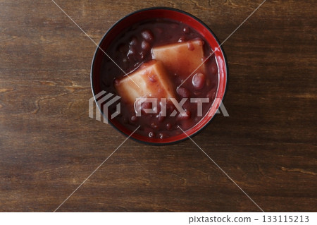 Zenzai with mochi on a table in the background, seen from directly above 133115213