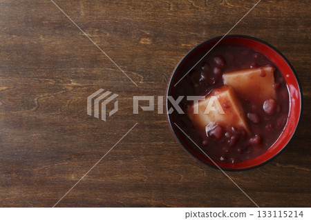 從正上方視角看到的，桌上擺放著麻糬的禪齋 133115214