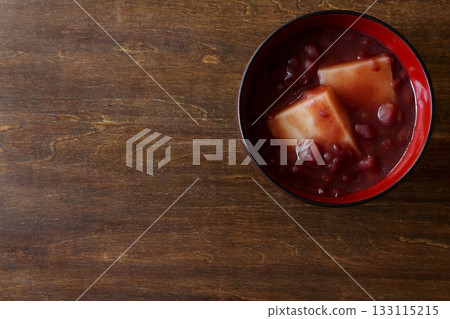 Zenzai with mochi on a table in the background, seen from directly above 133115215