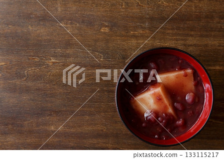 Zenzai with mochi on a table in the background, seen from directly above 133115217
