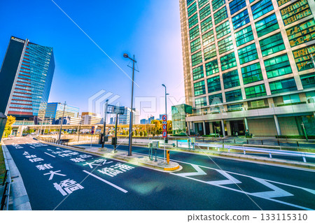 日本東京的城市景觀，包括東京康萊德飯店（東京汐留大樓）和汐留街區的建築群，倒映在玻璃窗中。 133115310