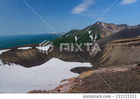 從北海道百峰之一的十勝岳登山道上，可以欣賞到白雪皚皚的美瑛山及其火山口地形。 133115311
