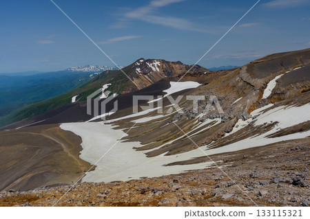 從北海道百峰之一的十勝岳登山道上,可以欣賞到白雪皚皚的美瑛山及其火山口地形。 從北海道百峰之一的十勝岳登山道上,可以欣賞到白雪皚皚的美瑛山及其火山口地形。 133115321