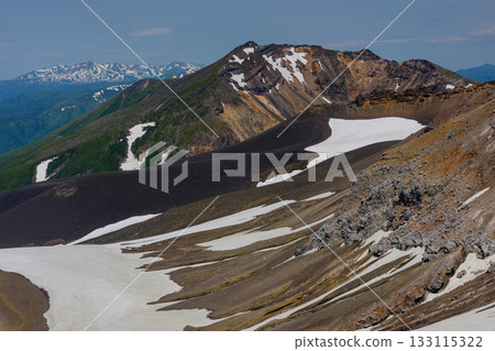 從北海道百峰之一的十勝岳登山道上，可以欣賞到白雪皚皚的美瑛山及其火山口地形。 133115322