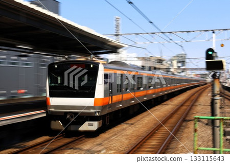 一列中央線列車高速駛過車站 133115643