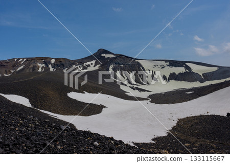 十勝山是北海道百嶽之一,火山地貌,登山道上還殘留著積雪。 十勝山是北海道百嶽之一,火山地貌,登山道上還殘留著積雪。 133115667