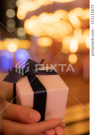 What small gift would you like to give on a Christmas date? What small gift would you like to give on a Christmas date? 133115675