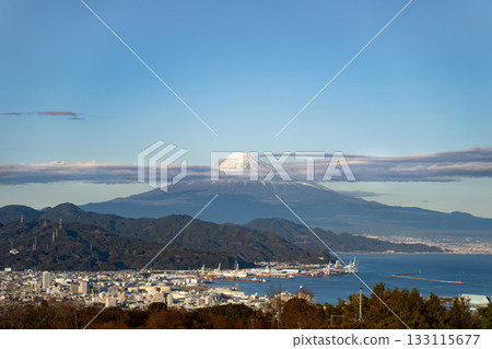 晴朗冬日的富士山與港口小鎮 晴朗冬日的富士山與港口小鎮 133115677